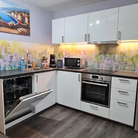 Oberstadt Mit Kueche Und 75 Zoll Tv - Vn *